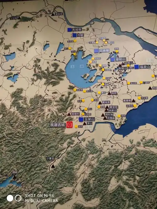 我专程到杭州,参观闻名的良渚博物院,被5000年前新石器时代文化史深深