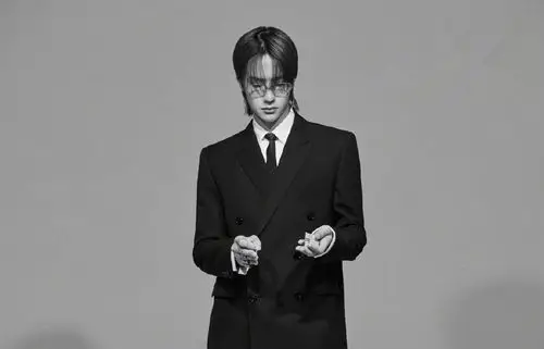 酷帅有型王一博壁纸_帅气正装王一博