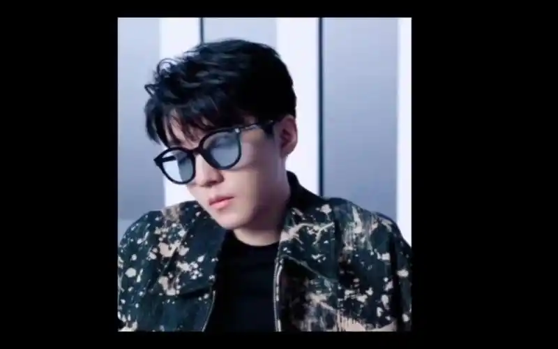 王俊凯最新大片戴眼镜.