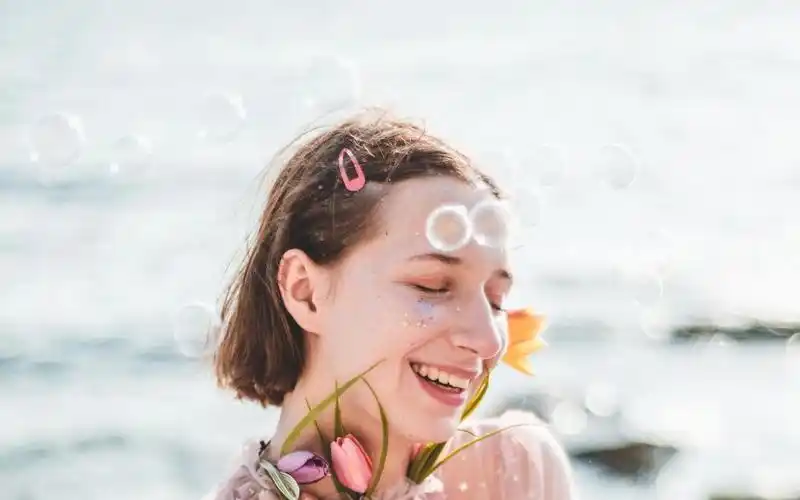 对生活面带微笑