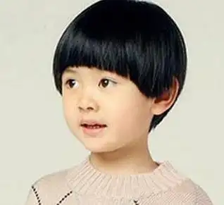 肥的小圆脸女孩秀发非常的丰盈乌黑有光泽,将自然剪成低层次的短碎发