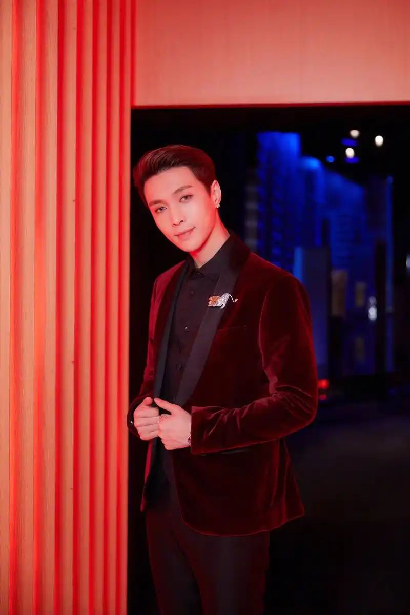 高贵的王子张艺兴突然出现～ 身穿酒红西装,举手投足间绅士风范十足