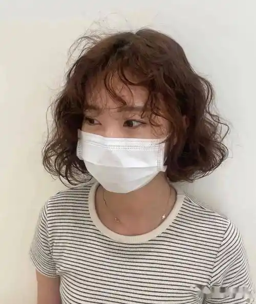 " 短发全头烫 " ,简单很耐看._都说_小卷_回头率