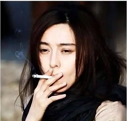 在视频中可以看出杨颖抽烟的姿势非常熟练.