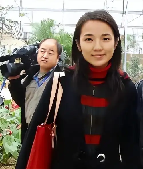 回顾主持人管彤41岁嫁圈外丈夫婚后高龄产子被婆家宠成公主