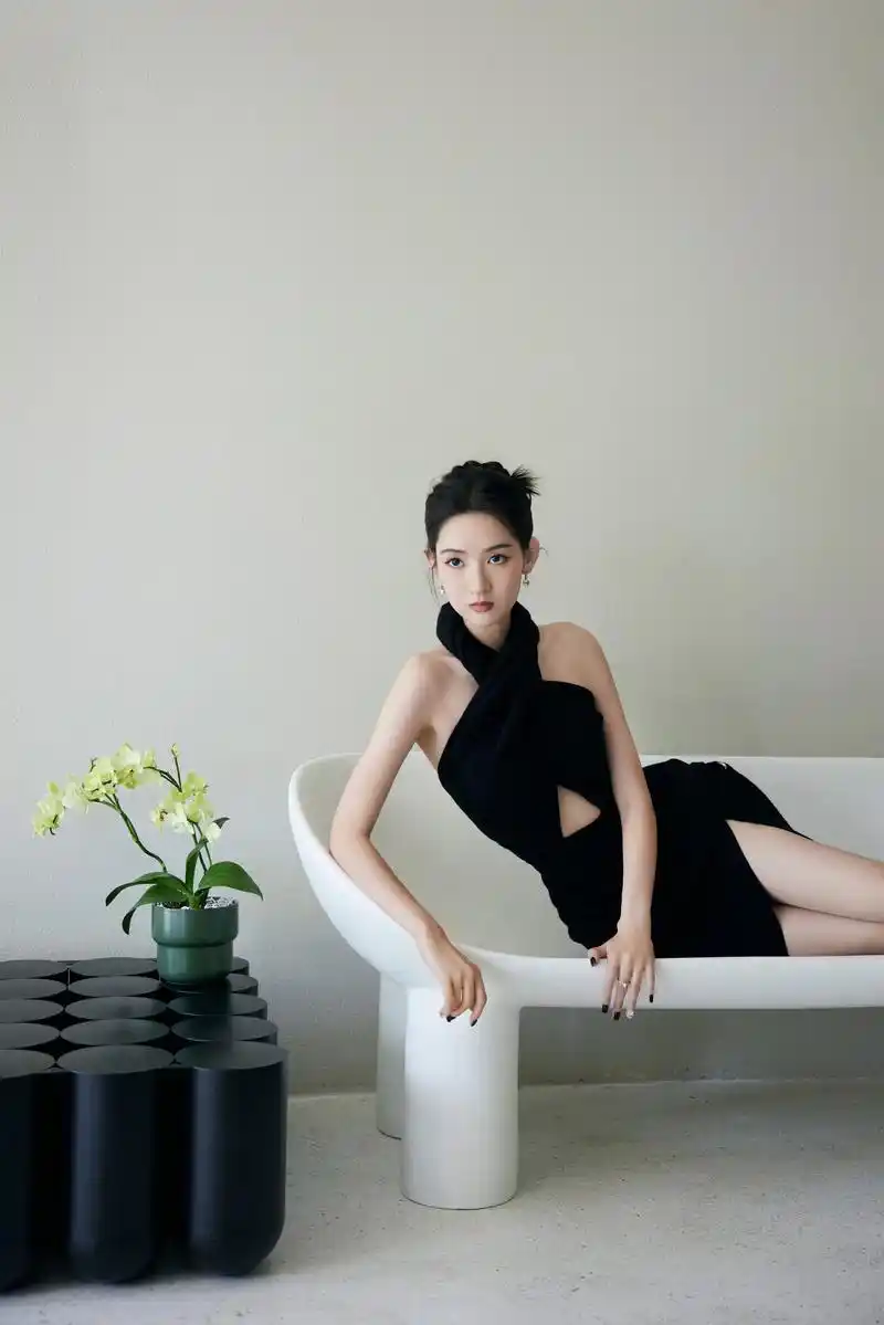 王玉雯黑色连衣裙性感美腿高跟鞋写真