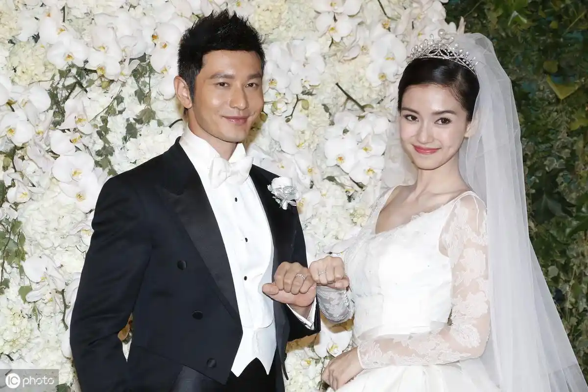 1/62015年10月8日,上海,黄晓明,angelababy婚礼后现身(图片来自 ic