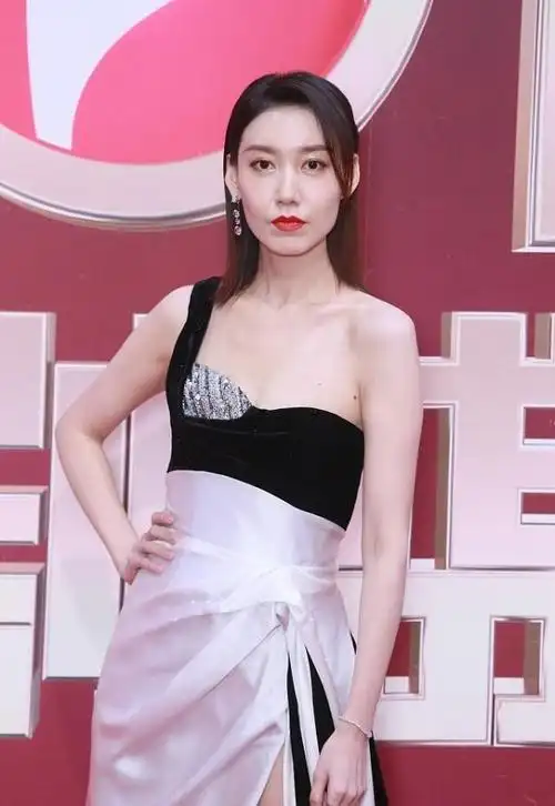 高露好适合贵气装扮单肩黑白裙穿出高级感167cm身高真标准