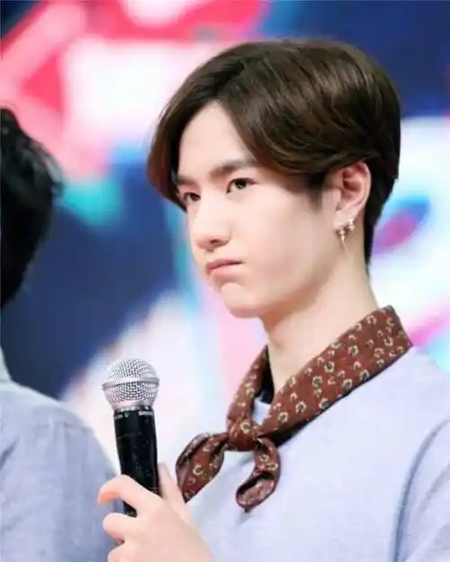 王一博被洋娃娃绊倒后,第一反应是可爱,大家都说这不是"奶精"?