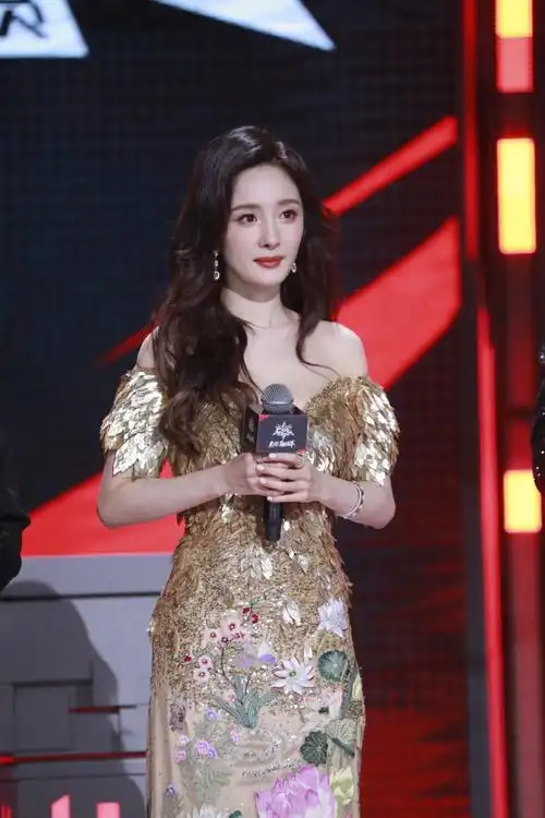 杨幂鎏金羽翼裙##杨幂金色深v亮片裙