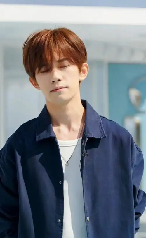 点击接收易烊千玺今日份可爱暴击  被风吹起的呆毛 憋笑ing,笑容禾痧