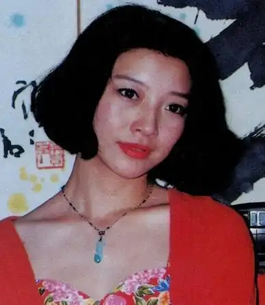 她为了扮演吸毒女而去吸毒,终因入戏太深吸毒过量暴毙街头!_朱洁