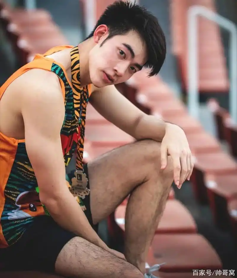 高鼻梁大眼睛帅气小哥,阳光俊俏颜值高,心动了吗?