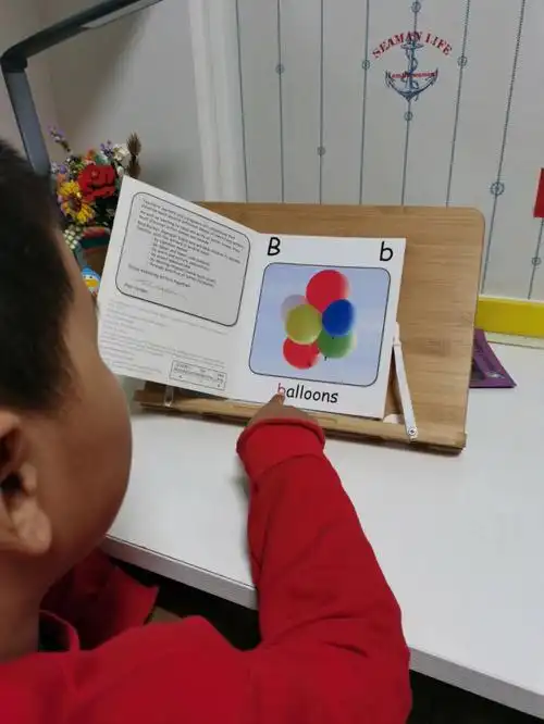 其实只有单词balloons没有学过,其他的小朋友都能自己读出来.这样刷红