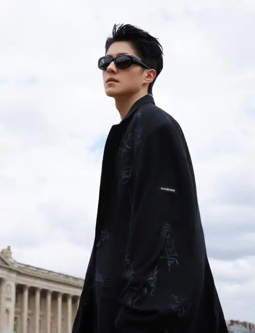 易姐直击时装周##刘昊然身上的随性感#@刘昊然turbo最新写真来啦