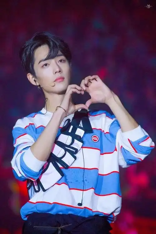 原创被女粉丝追上飞机偷拍机场路透照难掩疲态肖战的无奈与坚守