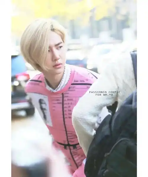 2014年,只有17岁的王一博,金色头发,冷白皮,像极了漫画里走出来的小