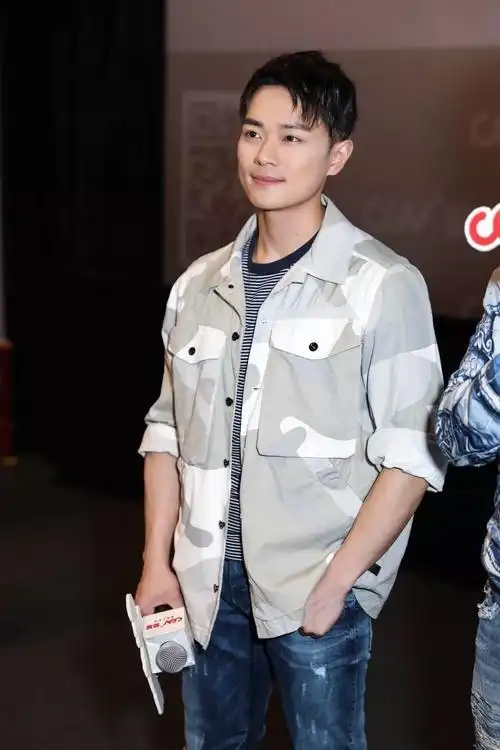 曹骏遇见你真好首站现身武汉浪漫气球放飞青春