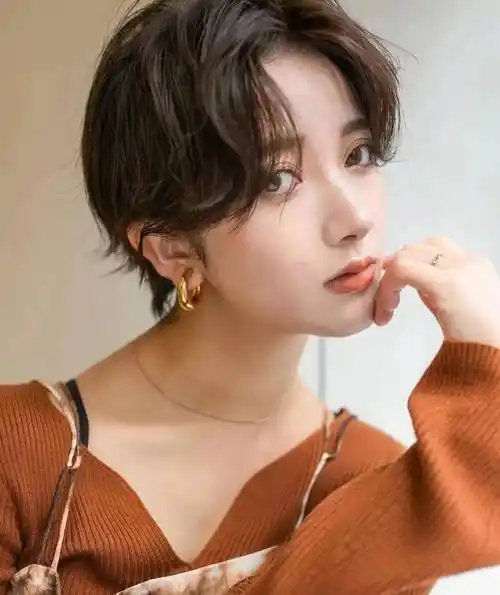 今年流行露耳纹理烫,洋气又显脸小,堪比整容_发型_头发_自然