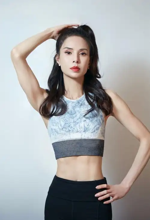 1/ 12 近日,李若彤在社交媒体上晒出自己的旧照和现在的照片,并配文说