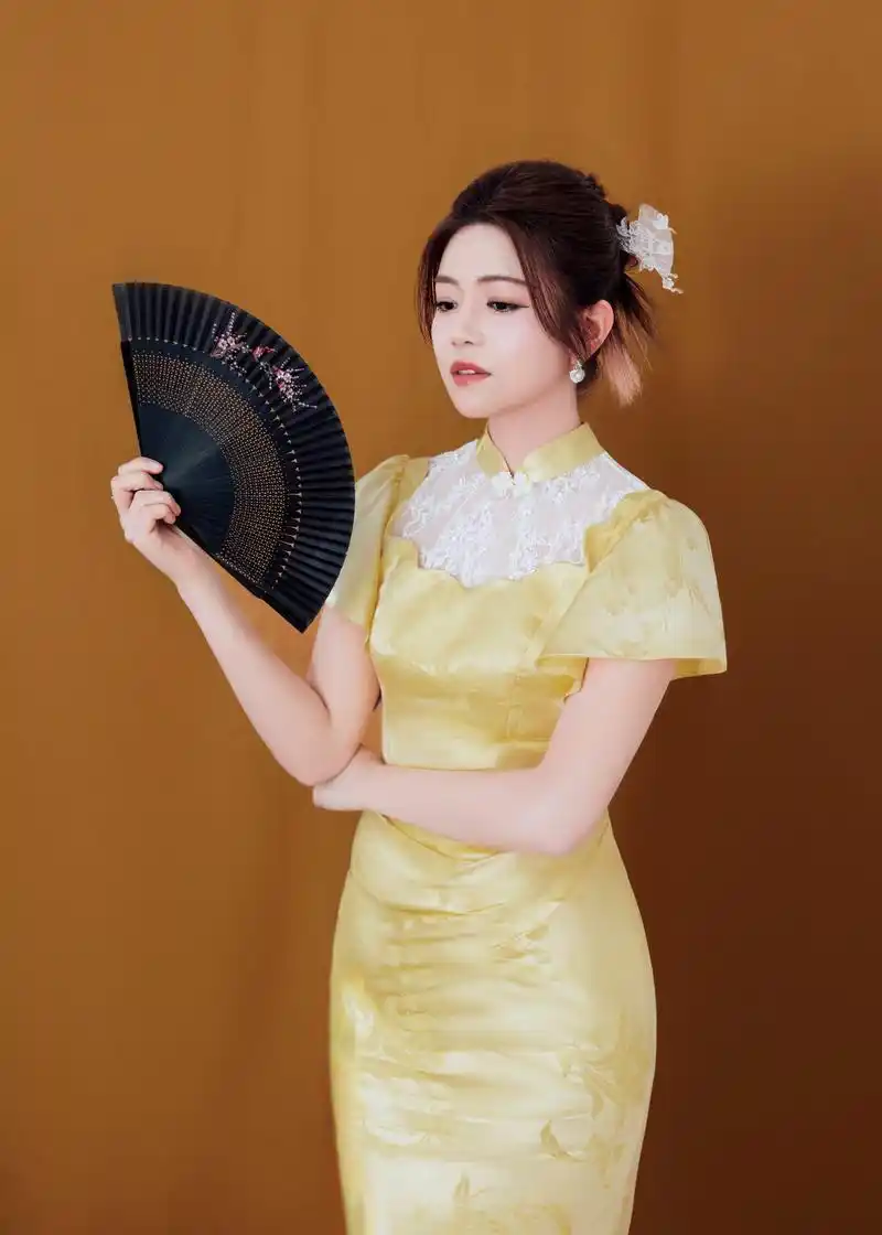 陈妍希温柔婉约黄色旗袍写真