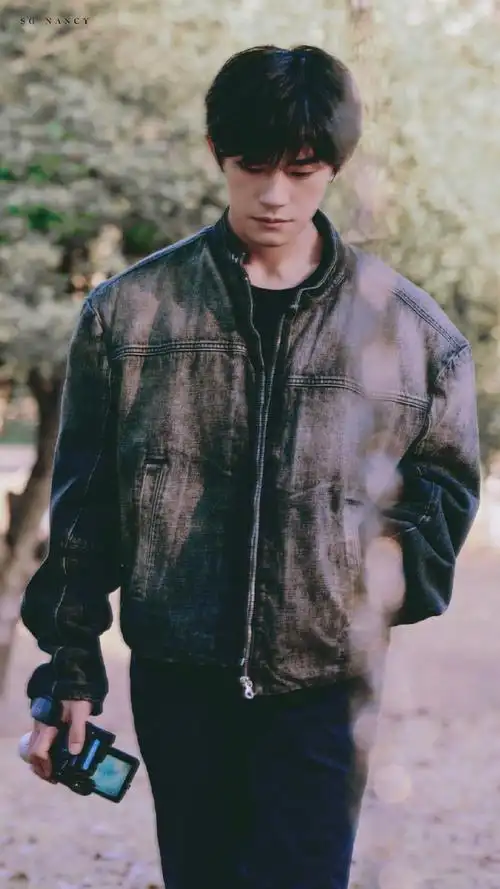 #易烊千玺春日大片##易烊千玺电影小小的我#