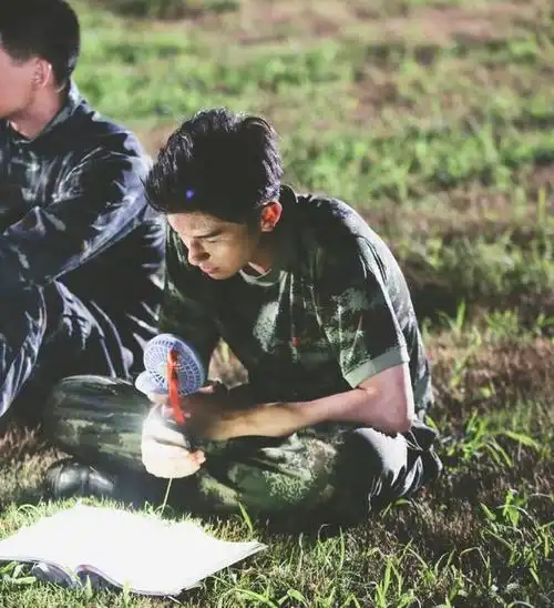 正能量满满!杨旭文身穿军装照 浩然正气硬朗 很有军人的风采