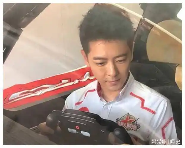 林志颖依旧是西装革履,灰色背心,子弹头发型.