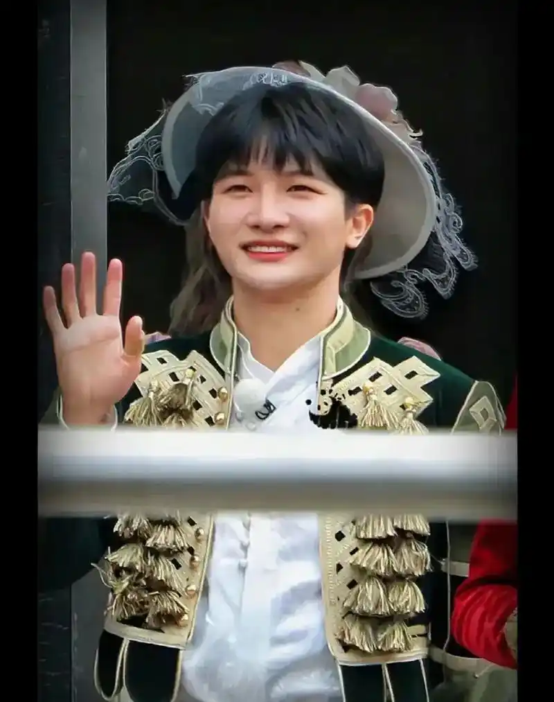 周深这个错位图真的,我猛然一看以为是哪个女生,细看才看出来是周深