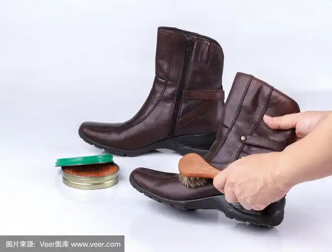 女人用鞋刷手擦靴子