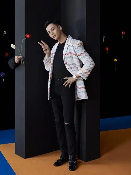 时尚cosmo搞事情请来娜扎和陈伟霆组cp同穿情侣装还真配一脸