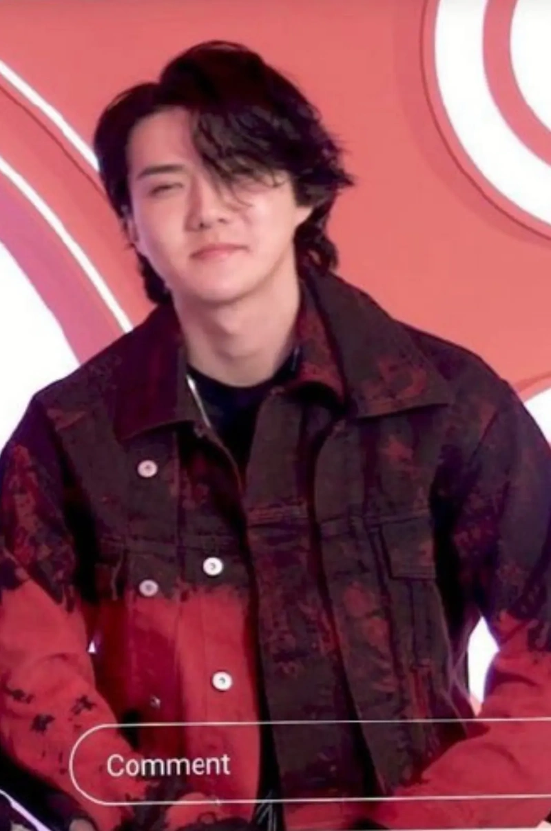 组图:胖了!吴世勋近照引热议 留偏分中长发身材圆润不少