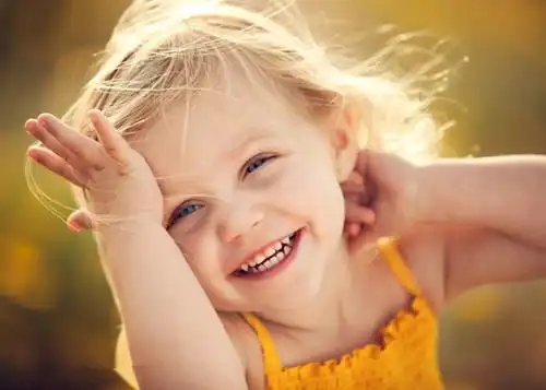 治愈系可爱小萝莉图片_纯真童趣小女孩