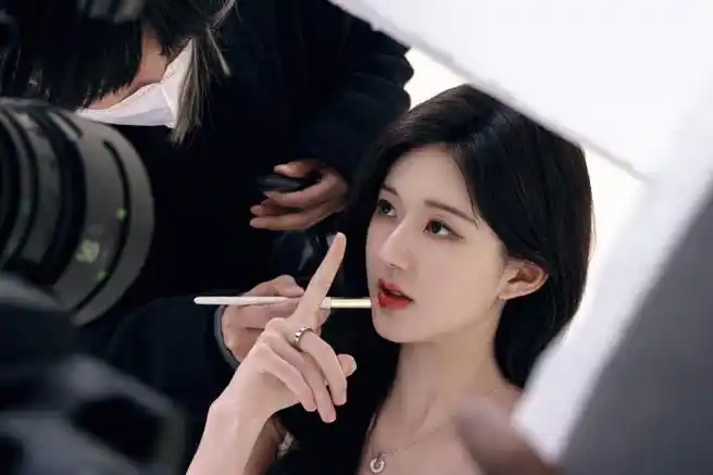 赵露思白色针织吊带裙造型#赵露思白色针织衫吊带裙造型有,这侧脸照