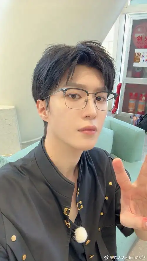 范丞丞晒照庆24岁生日,阳光帅气有魅力,姐姐范某冰已高调复出