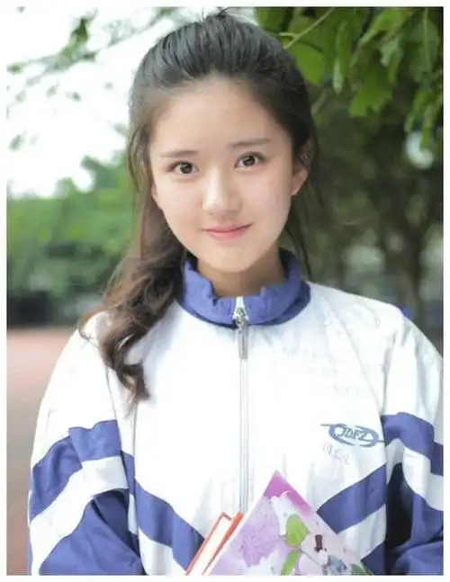 早年经历赵露思生活照高中毕业于西南交大附属中学,后就读于中国台湾