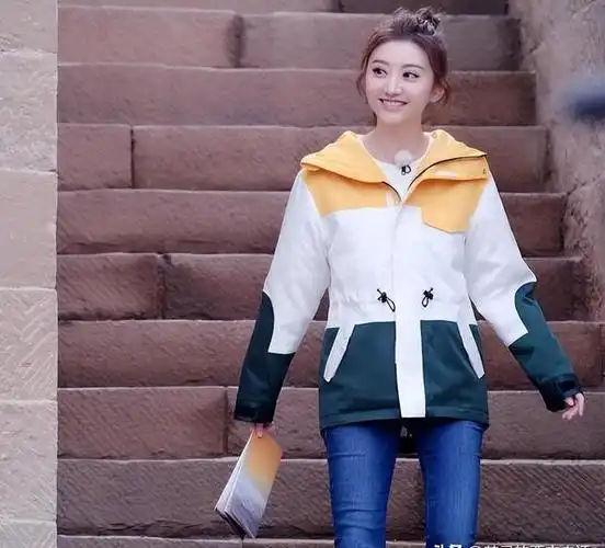 斜方肌,看着就像虎背熊腰似的,每次穿着漂亮衣服去走红毯都得被人喷呢