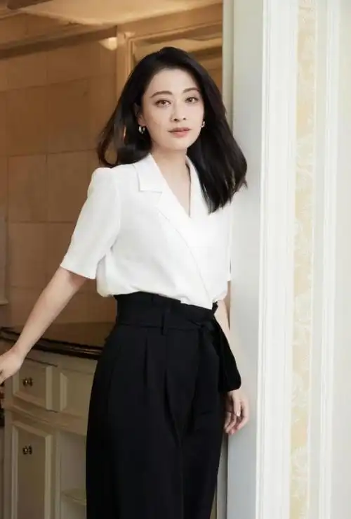 梅婷究竟是不是中戏最美校花?看看她和章子怡的合照,就有答案了