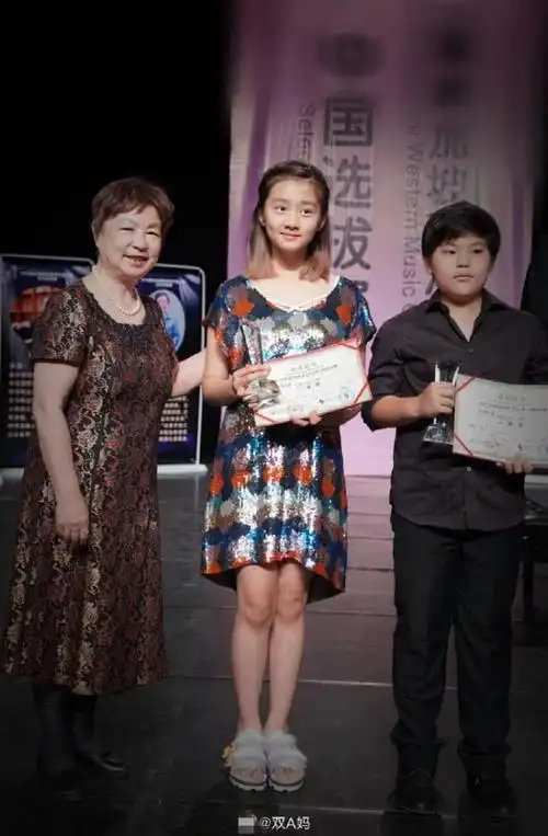 早前多多的身高就一度被热议,而从这次的照片看,小妮子的确是长高了不