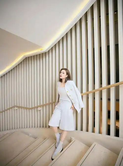 因抑郁发胖的马思纯依旧很美西装配长裙挺职业范超惊艳