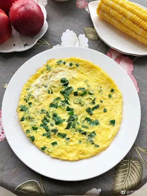 葱花鸡蛋饼,小米枸杞粥,煮玉米,咸蛋,油桃