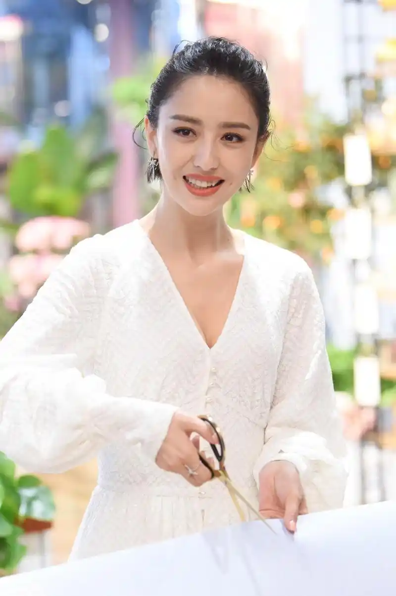 佟丽娅,笑起来的酒窝真迷人