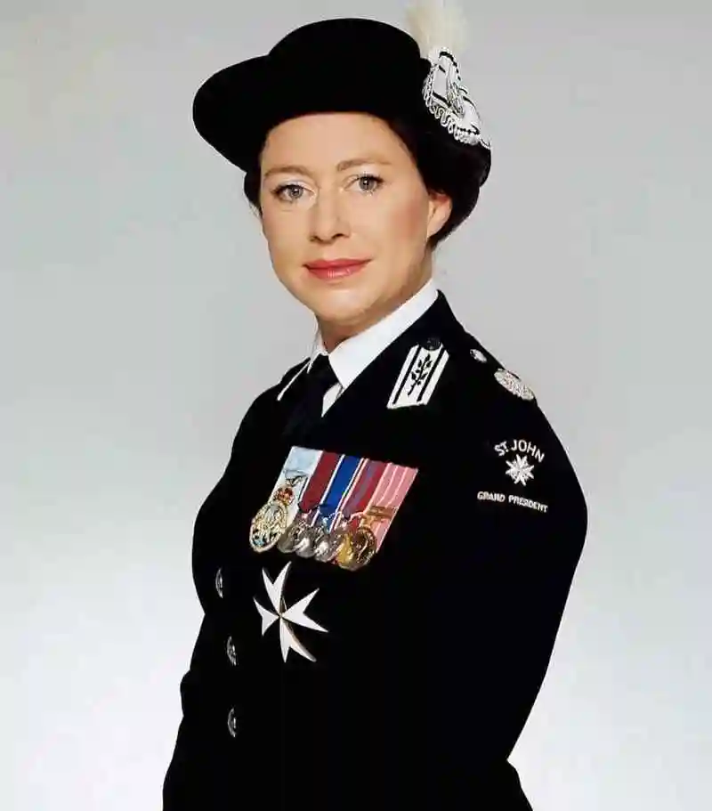 原创英国女王也曾是娘子军穿军装配大红唇气质大变样这次帅到我了