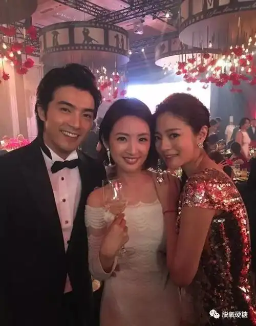 他的老婆陈怡玟是圈外人,两个人是高中时期的同学,也是在那个时候开始