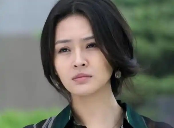 40岁于明加:我这辈子最正确的决定,就是相亲嫁普通丈夫生俩女儿