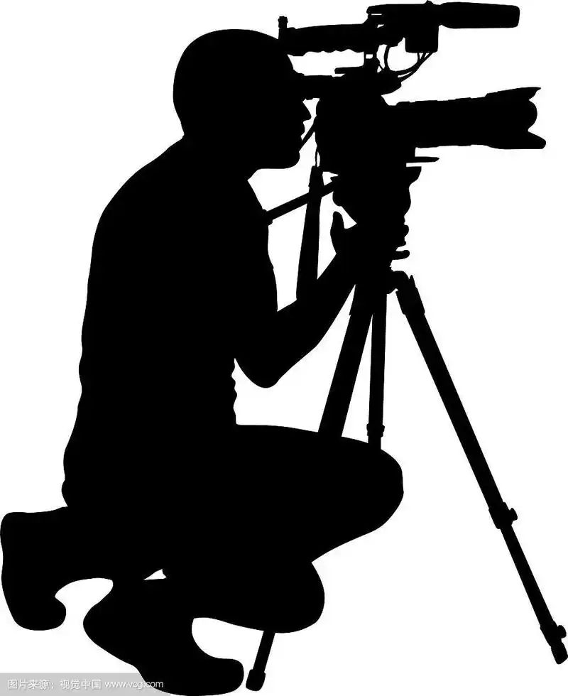 摄影师用摄像机在白色上拍摄剪影