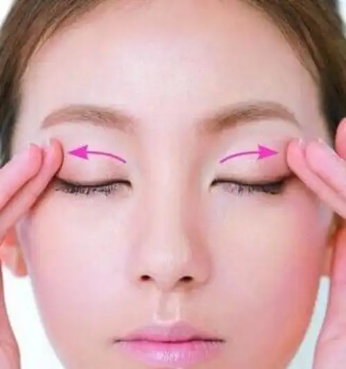 step4:上眼睑按相同方向涂抹  用指腹在上眼睑区域,按照由内而外的