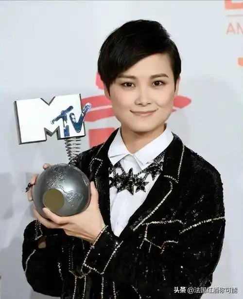 5位超女现状:李宇春身患重病,何洁苦求上浪姐,张靓颖被骗6亿_超新星