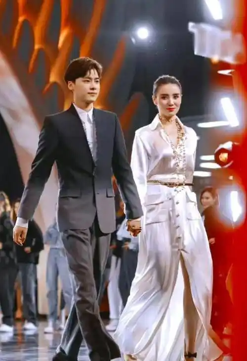 李易峰现身寺庙,转圈圈求啥呢?