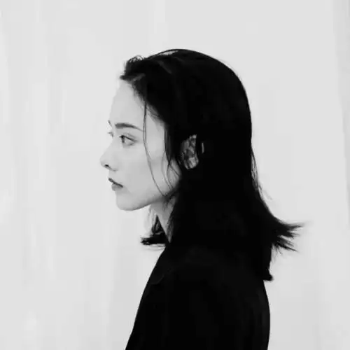 【微信头像】女半身黑白